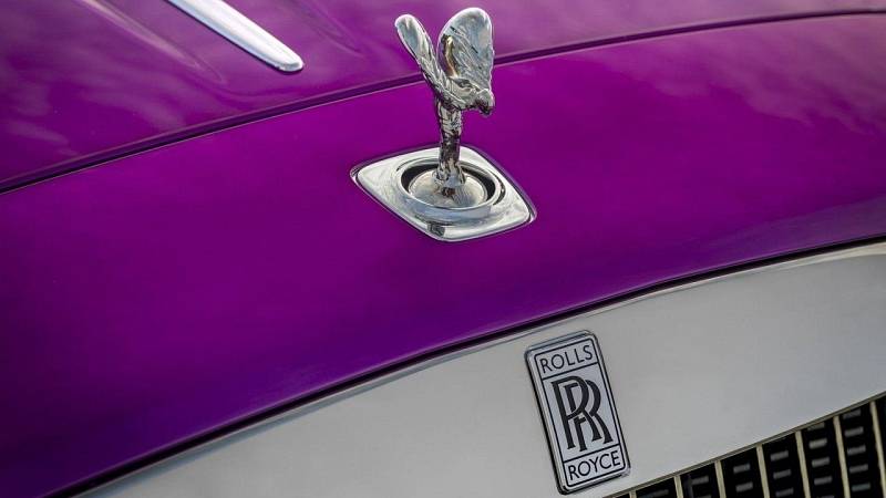 Rolls-Royce Dawn Fuxia.