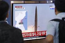 Lidé sledují v televizi v Soulu start severokorejské balistické rakety krátkého doletu. Ilustrační snímek