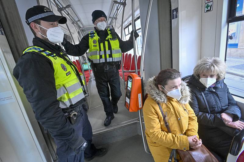 Strážníci v pražské tramvaji