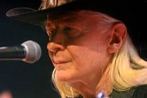 Americký bluesman Johnny Winter. 