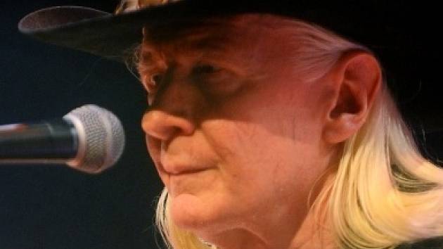 Americký bluesman Johnny Winter. 