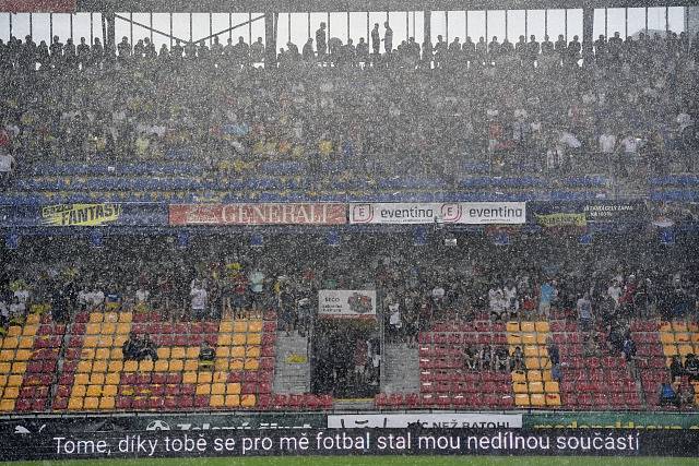 Rozlučku Tomáše Rosického s fotbalovou kariérou zkomplikovalo 9. června 2018 počasí.