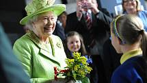 Královna Alžběta II. Málokdy byla při oficiálních příležitostech k vidění bez svých oblíbených šperků. Perlového náhrdelníku, který nosila každý den, a některé ze svých broží