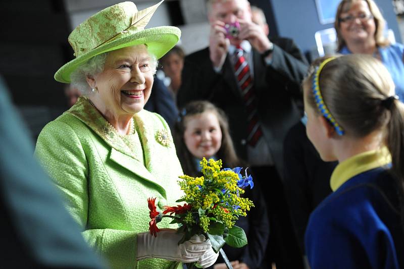 Královna Alžběta II. Málokdy byla při oficiálních příležitostech k vidění bez svých oblíbených šperků. Perlového náhrdelníku, který nosila každý den, a některé ze svých broží