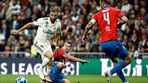 Real Madrid – FC Viktoria Plzeň. Francouzský útočník Karim Benzema uniká plzeňské obraně.