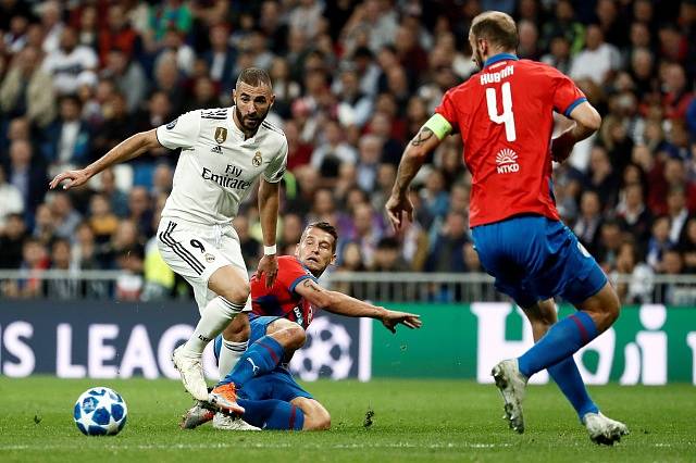 Real Madrid – FC Viktoria Plzeň. Francouzský útočník Karim Benzema uniká plzeňské obraně.