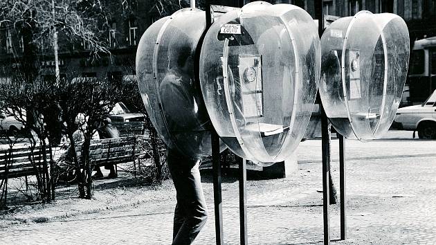 Plexisklové telefonní polokabiny (tzv. mušle) v Praze, 1987