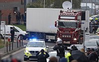 Policie eskortuje kamion, ve kterém bylo v hrabství Essex na jihovýchodě Anglie nalezeno 39 mrtvých těl (snímek z 23. října 2019).
