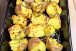 Pečené rozmarýnové brambory jsou skvělý tip, jak připravit tuto tradiční přílohu jinak