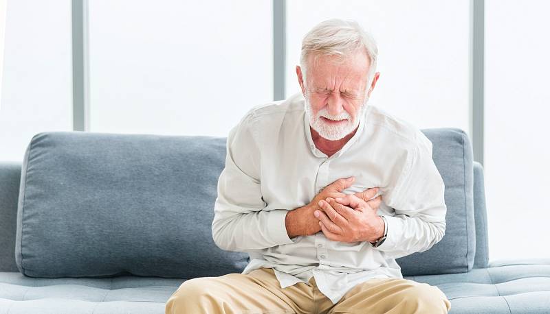 K základním příznakům infarktu patří bolesti na hrudi tlakového nebo pálivého charakteru, které se šíří mezi lopatky, do horních končetin nebo krku