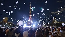 Zatímco v předchozích letech byly v době novoročních oslav prostory v okolí Tokyo Tower zaplněné…