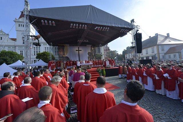 Zhruba 5500 lidí dnes dorazilo na Národní svatováclavskou pouť do Staré Boleslavi, kde byl před 1080 lety zavražděn kníže Václav. Odkaz světce a patrona země si připomněly davy poutníků na Mariánském náměstí při tradiční mši.