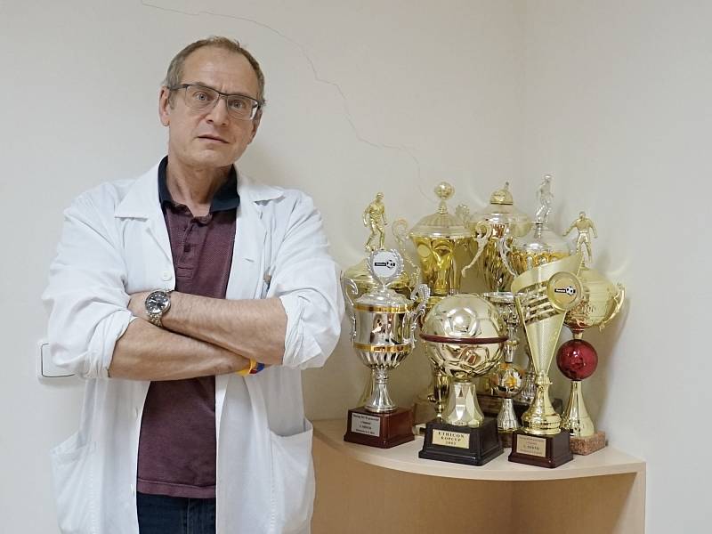 Štěpán Černý  s poháry z fotbalových utkání