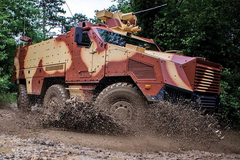 Kolový obrněný transportér Titus na podvozku Tatra 6x6.