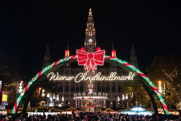 Nejznámějšími vánočními trhy ve Vídni a potažmo v Evropě jsou ty u vídeňské radnice. Letos se konají od 10. listopadu do 26. prosince. (snímek z roku 2022)
