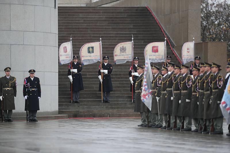 Pietní akt ke 100 letům republiky u Národního památníku na Vítkově v Praze.