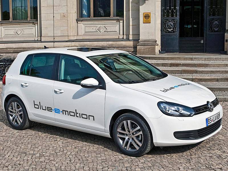 Elektromobil Volkswagen Golf.