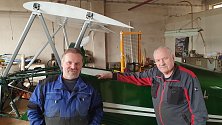 Otec a syn Drahošové (oba Miroslavové) z Trutnova se z opravářů aut stali  uznávanými výrobci ultralehkých letadel.