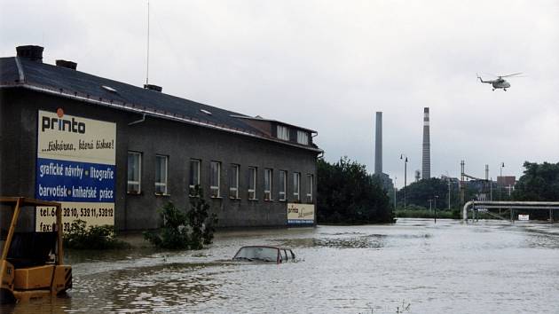 Povodeň v roce 1997 si vyžádala padesát lidských životů. Desetitisíce lidí přišli o střechu nad hlavou.