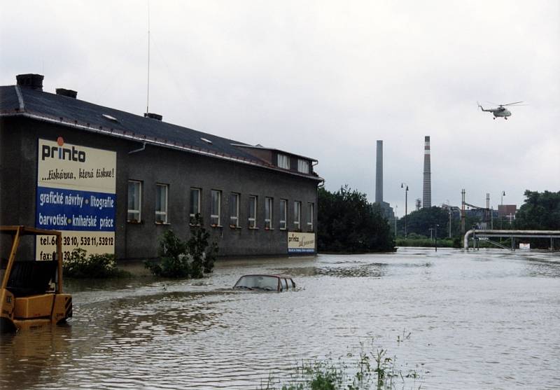 Povodeň v roce 1997 si vyžádala padesát lidských životů. Desetitisíce lidí přišli o střechu nad hlavou.