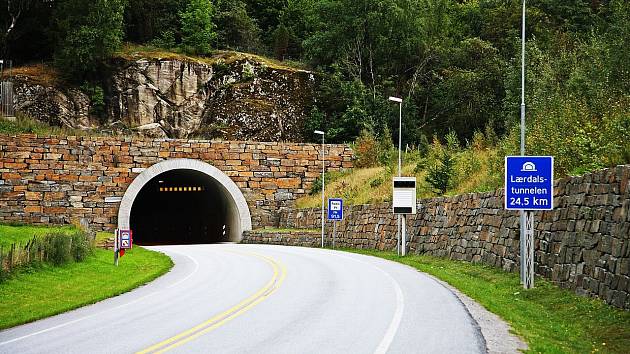 Tunel Lærdal v Norsku je s 24,5 kilometry nejdelší silniční tunel na světě. Spojuje města Aurlandsvangen v obci Aurland a Lærdalsøyri v obci Lærdal.