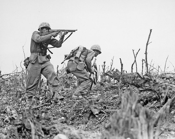 Dva příslušníci americké námořní pěchoty během dobývání ostrova Okinawa