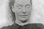 Posmrtná fotografie Elizabeth Strideové, přezdívané Dlouhá Liz. Podle části odborníků ji zabil Jack Rozparovač.