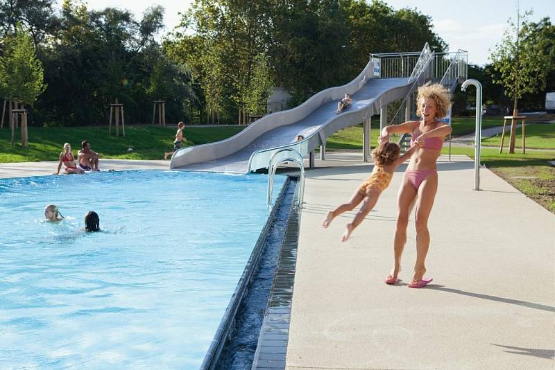 Venkovní termální bazén se skluzavkou v lázních Therme Wien