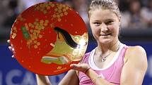 Ruská tenistka Dinara Safinová s vítěznou trofejí z Tokia.