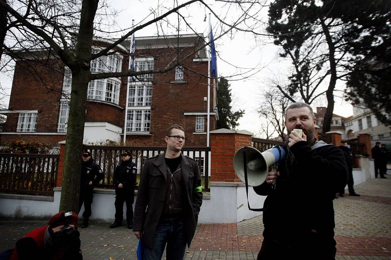 Před řeckou ambasádou v Praze demonstrovalo na podporu dvou Čechů zadržených v zemi kvůli údajné špionáži asi 150 lidí. Organizátoři protestu předali velvyslanectví petici s 21.000 podpisy požadující, aby Martin Pezlar a Ivan Buchta byli propuštěni.