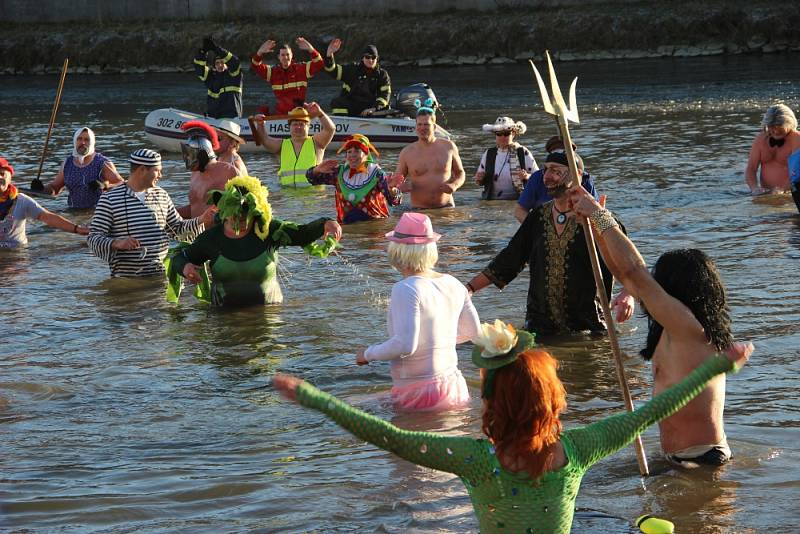 Silvestrovská show otužilců přilákala poslední den v roce ke břehům řeky Bečvy tisíce Přerovanů. 