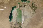 Vysychající Aralské jezero na satelitním snímku NASA. Stav v roce 2005