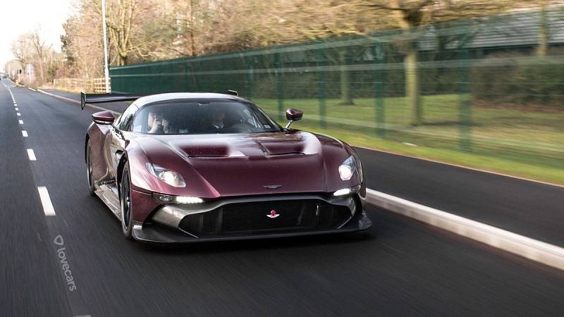 Aston Martin Vulcan homologovaný pro silniční využití.