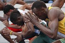 Jamajský světový rekordman Usain Bolt (ve žlutém) při startu rozběhu na 100 metrů na MS v Berlíně.