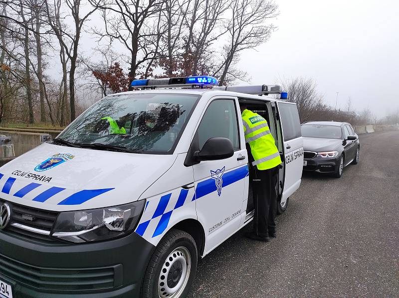 Policisté s celníky se na dálnici D10 zaměřili na dálniční známky.