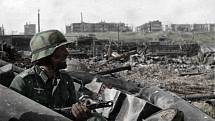 Německý voják v ruinách Stalingradu