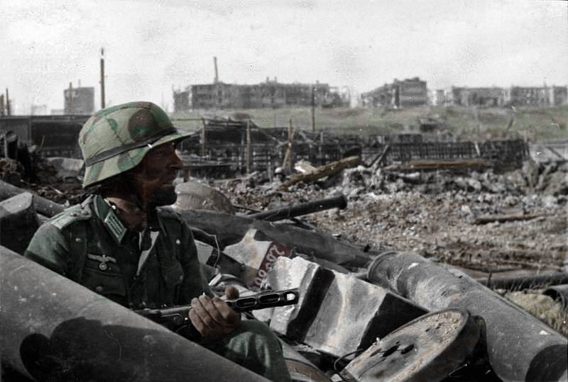 Německý voják v ruinách Stalingradu