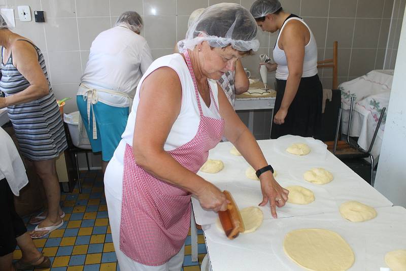 Přípravy chodských koláčů v bořické pekárně