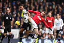 Kanonýr Manchesteru United Wayne Rooney (vpravo) se v akrobatické pozici snaží zmocnit míče před Mousaou Dembelem z Tottenhamu. 