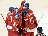 Čeští hokejisté se radují z gólu proti Bělorusku.