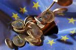 Mince o hodnotě jednoho eura jsou na vlajce Evropské unie.