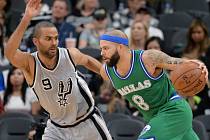 Tony Parker ze San Antonia (vlevo) a Deron Williams z Dallasu.