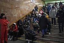 Lidé se v kyjevském metru schovávají před vzdušnými útoky ruských sil, 16. prosince 2022.