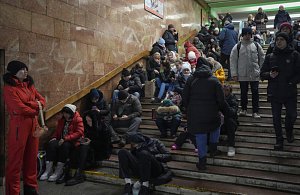 Lidé se v kyjevském metru schovávají před vzdušnými útoky ruských sil, 16. prosince 2022.