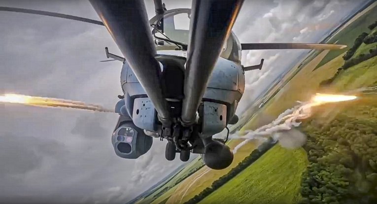 Střelba z bojového vrtulníku Mi-24 ruské armády 29. června 2022.