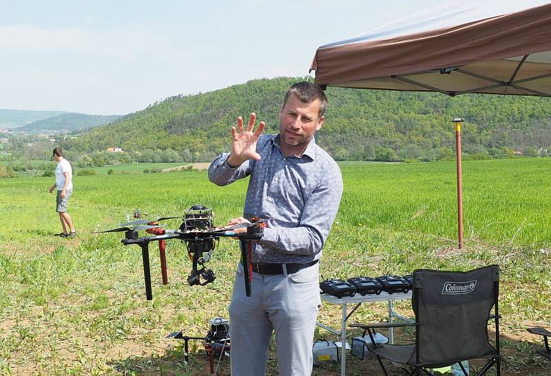 Vedoucí skupiny Multirobotických systémů na ČVUT Martin Saska ukazuje, senzory, kameru či komunikační diody, kterými dron osázeli, aby mohl fungovat samostatně, bez zásahu člověka.