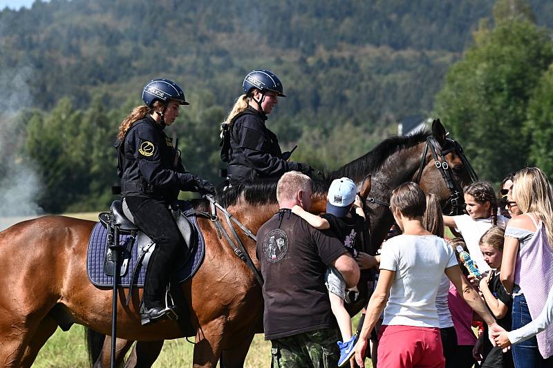 Být policejním jezdcem, zdaleka není jen o tom, že si sednete na koně a jdete se projet.