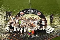 Hráči Frakfurtu se radují z vítězství ve finále Evropské ligy.
