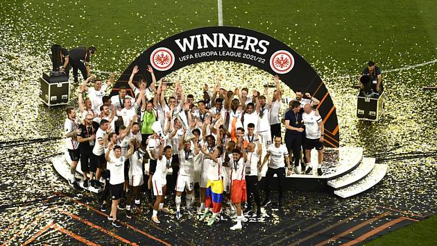 Hráči Frakfurtu se radují z vítězství ve finále Evropské ligy.