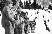 Den po katastrofálním neštěstí, 21. leden 1974. Záchranáři sondují v laviništi v Mengusovské dolině.